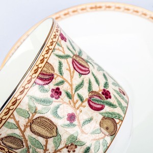 MORRIS-ROY-KIRKHAM-PORCELANA-granat-2a.jpg