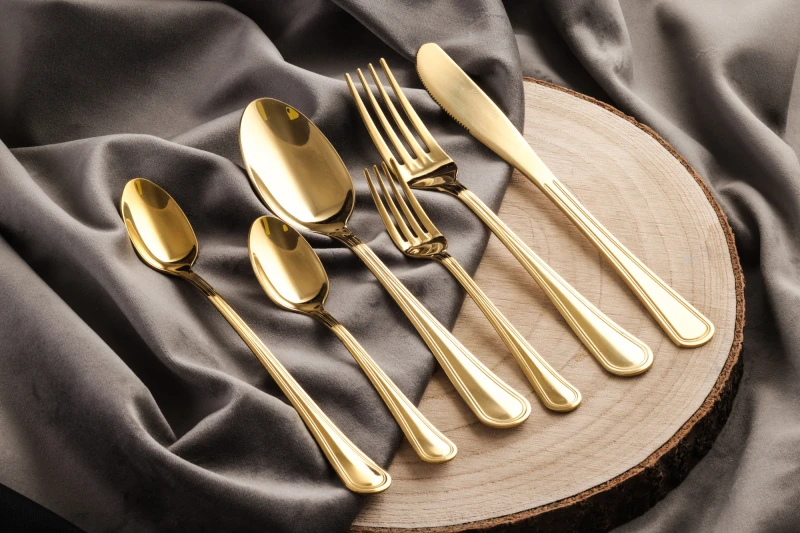 Komplet 24 szt. sztućców dla 4 osób Luce złoty