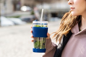 Kubek termiczny szklany ze słomką 600 ml granatowy Fuori 30381