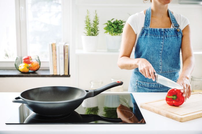 Patelnia wok z nieprzywierającą powłoką z dodatkowym uchwytem 30cm