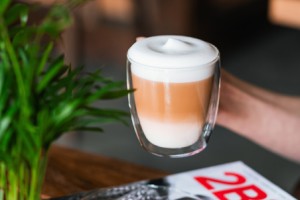 Komplet 2 filiżanek ze spodkami z podwójną ścianką 250ml Amo, szkło