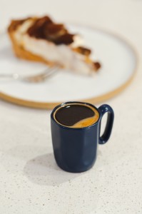 Dwa kubki ceramiczne z uszkiem 80 ml Fuori granatowe