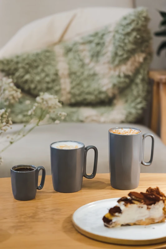 Dwa kubki ceramiczne z uszkiem 80 ml Fuori szare