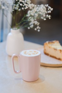 Dwa kubki ceramiczne z uszkiem 250 ml Fuori rożowe