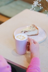 Dwa kubki ceramiczne z uszkiem 250 ml Fuori rożowe