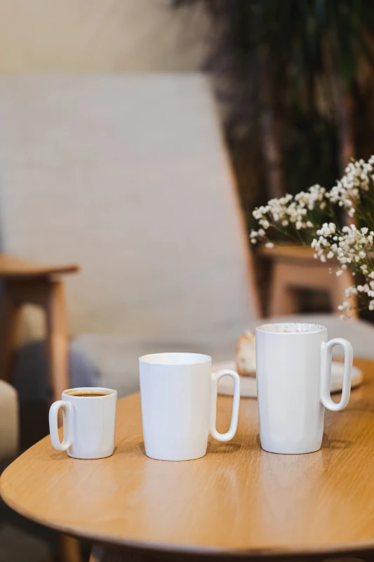 Dwa kubki ceramiczne z uszkiem 80 ml Fuori białe