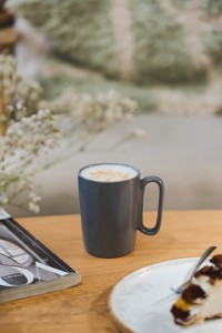 Dwa kubki ceramiczne z uszkiem 250 ml Fuori szare