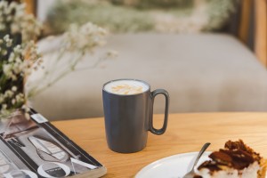 Dwa kubki ceramiczne z uszkiem 250 ml Fuori szare