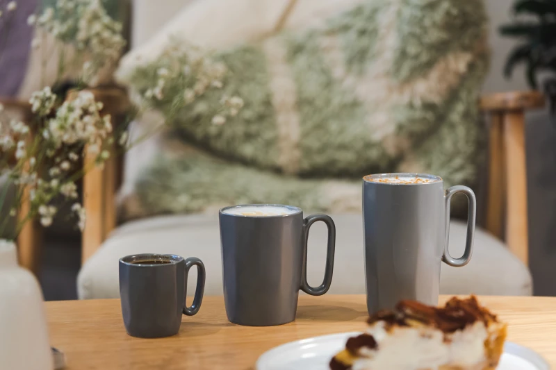 Dwa kubki ceramiczne z uszkiem 250 ml Fuori szare