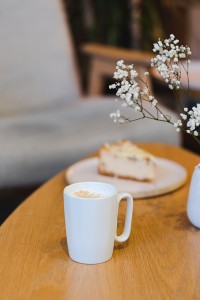 Dwa kubki ceramiczne z uszkiem 250 ml Fuori białe