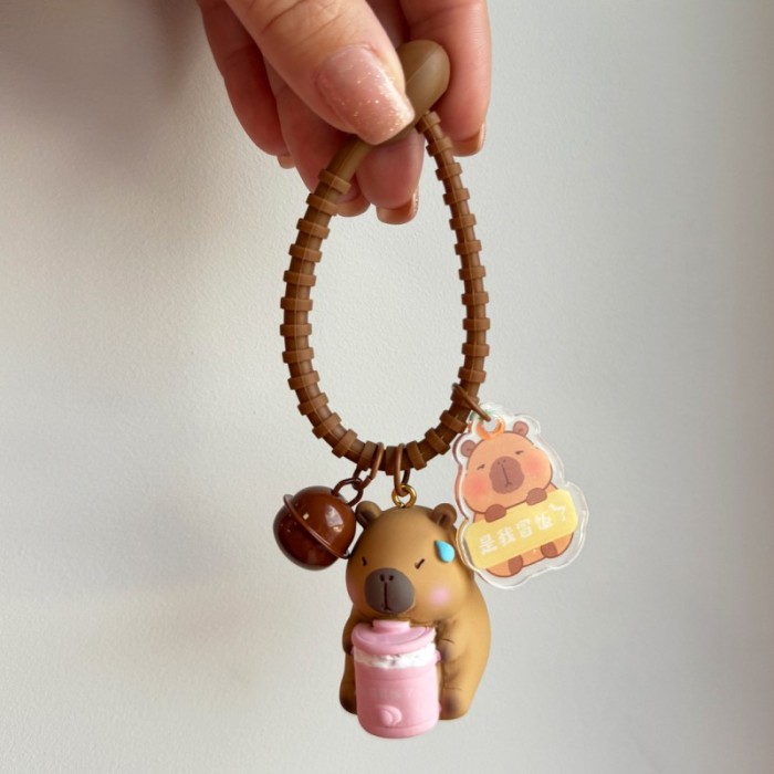 Brelok do kluczy Kapibara 3,6 x 2,7 cm ze słoiczkiem, przywieszką i dzwoneczkiem