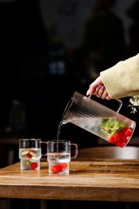 Dwie szklanki ryflowane z różowym uchem 350ml Livio 1821