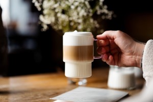 Dwie szklanki ryflowane z różowym uchem 350ml Livio 1821