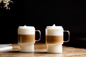 Dwie szklanki ryflowane z różowym uchem 350ml Livio 1821