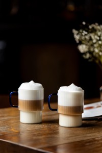 Dwie szklanki ryflowane z niebieskim uchem 350ml Livio 1791