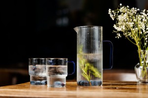 Dwie szklanki ryflowane z niebieskim uchem 350ml Livio 1791