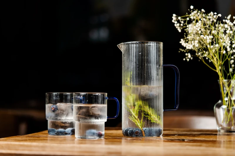 Dwie szklanki ryflowane z niebieskim uchem 350ml Livio 1791