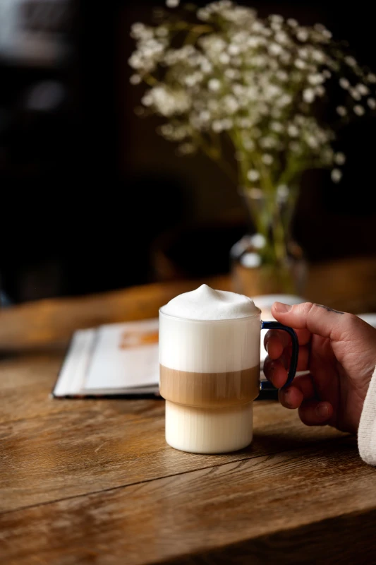 Dwie szklanki ryflowane z niebieskim uchem 350ml Livio 1791