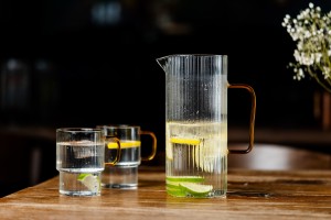 Dwie szklanki ryflowane z żółtym uchem 350ml Livio 1838