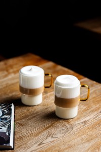 Dwie szklanki ryflowane z żółtym uchem 350ml Livio 1838