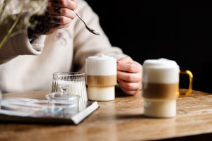 Dwie szklanki ryflowane z żółtym uchem 350ml Livio 1838