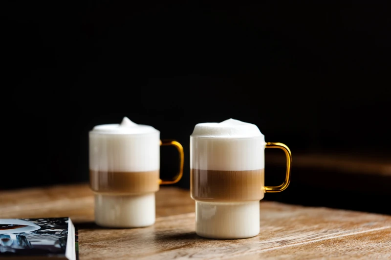 Dwie szklanki ryflowane z żółtym uchem 350ml Livio 1838