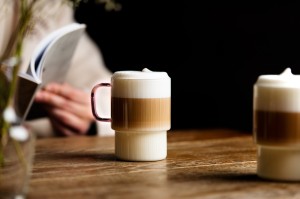 Dwie szklanki ryflowane z szarym uchem 350ml Livio 1814