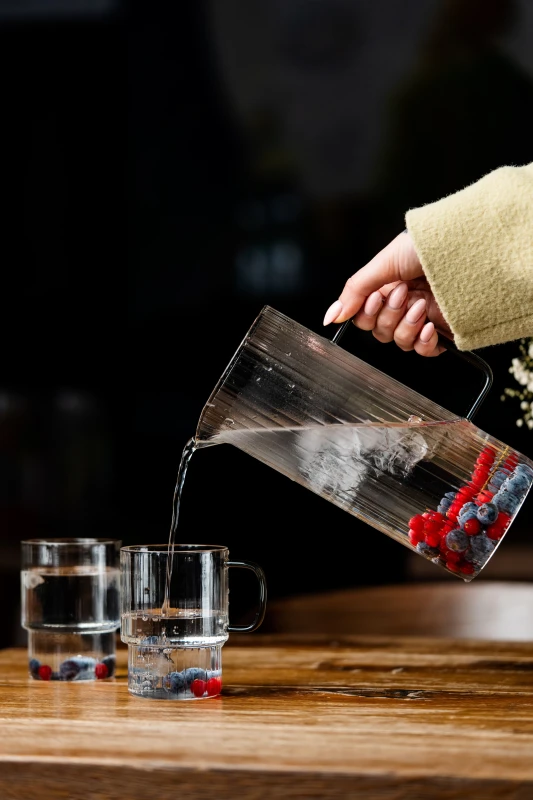 Dwie szklanki ryflowane z szarym uchem 350ml Livio 1814