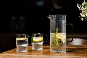 Dwie szklanki ryflowane z zielonym uchem 350ml Livio 1807