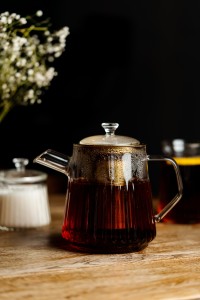 Vialli Design- Zaparzacz do herbaty 900 ml Złoty Mia 2057