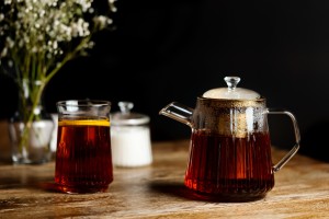 Vialli Design- Zaparzacz do herbaty 900 ml Złoty Mia 2057