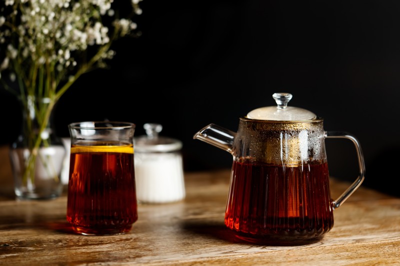 Vialli Design- Zaparzacz do herbaty 900 ml Złoty Mia 2057