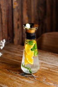 Vialli Design- Karafka Drip-Free 900 ml Złota Mia 2064