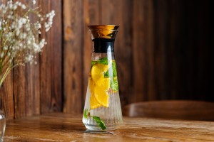 Vialli Design- Karafka Drip-Free 900 ml Złota Mia 2064