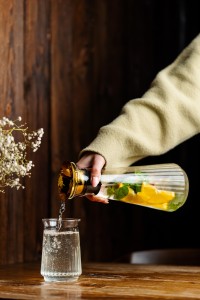 Vialli Design- Karafka Drip-Free 900 ml Złota Mia 2064