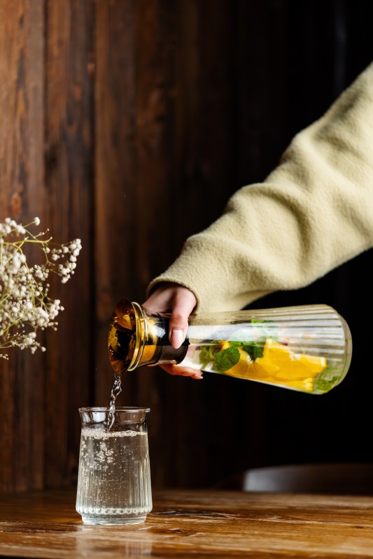 Vialli Design- Karafka Drip-Free 900 ml Złota Mia 2064