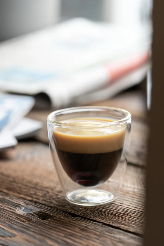 Vialli Design- Zestaw 2 filiżanek do espresso z podwójną ścianką Amo 80 ml 25837