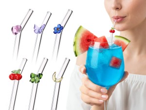 Kpl. 6 szklanych słomek z ozdobną dekoracją i czyścikiem.