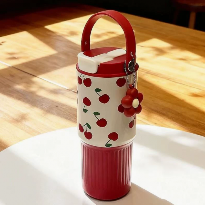 Kubek termiczny z uchwytem i ustnikiem, czerwony w wisienki 750ml BD57