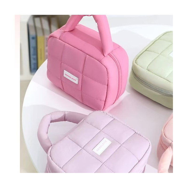 Kosmetyczka damska pikowana kuferek z rączką 21 x 17 x 8 cm KS139FIO