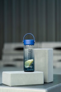 Vialli Design, Butelka z podwójną ścianką i zaparzaczem Fuori 350 ml granatowa 30183