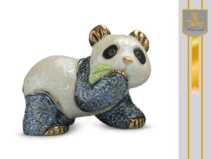 De Rosa Rinconada, ceramiczna figurka z Urugwaju - PANDA Z LISTKIEM