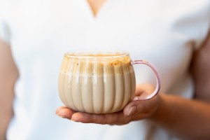 Vialli Design, komplet 2 szklanek z różowym uchem - TULIP, 350ml