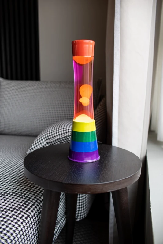 FISURA-lampa-LAVA-WIEŻA-tęcza-2.webp