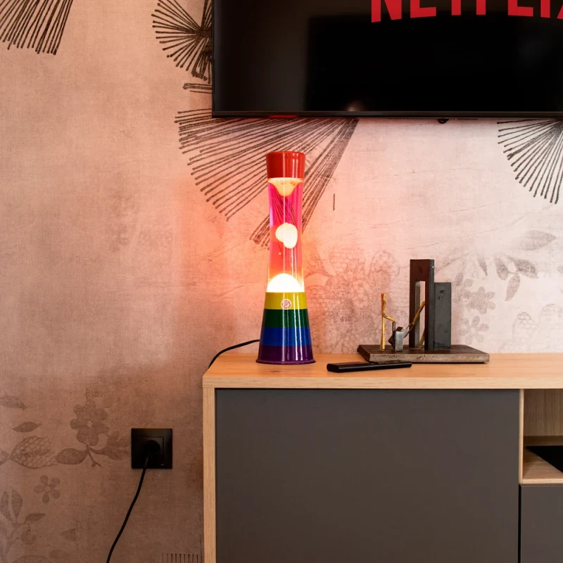 FISURA-lampa-LAVA-WIEŻA-tęcza-4.webp