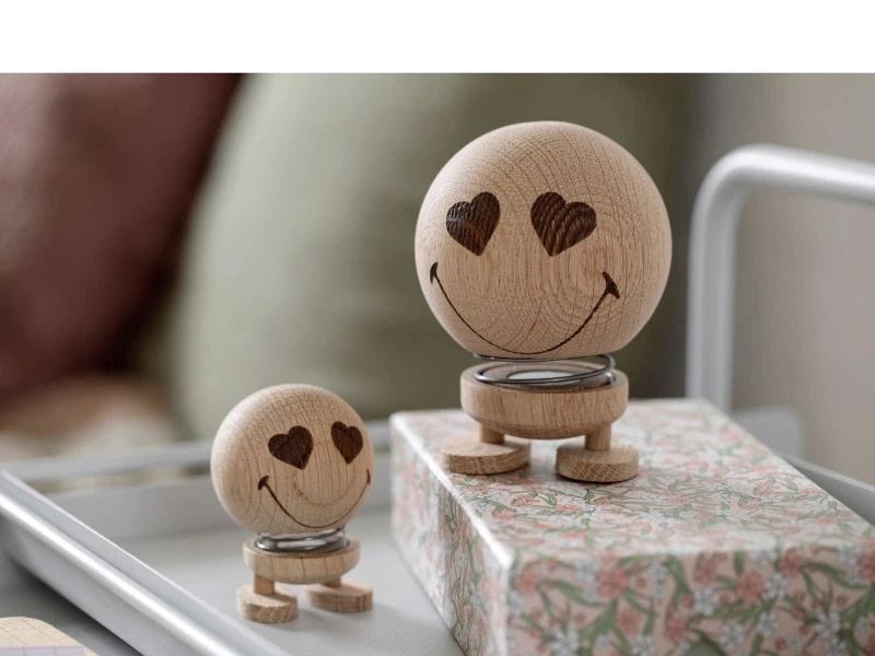 Hoptimist figurka Smiley Love S Raw Oak